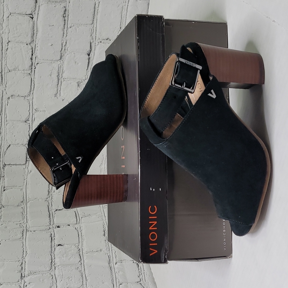 NWT vionic Kaia suede peep toe heeled sandals